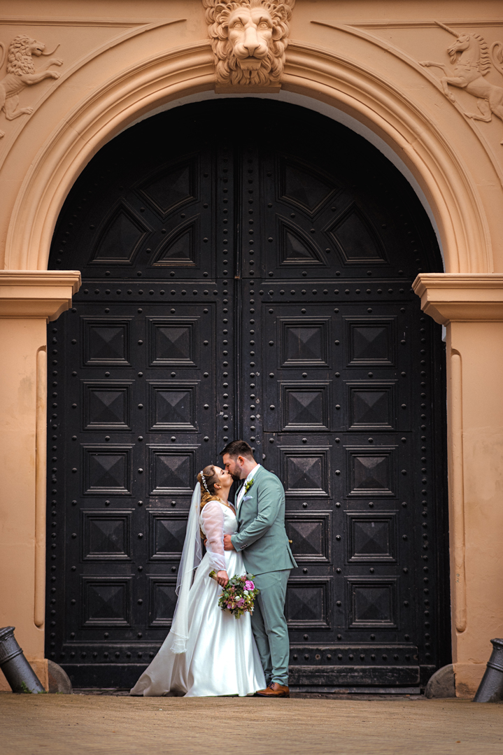 Glückliches Paar vor dem Celler Schloss - Hochzeitsfotografie